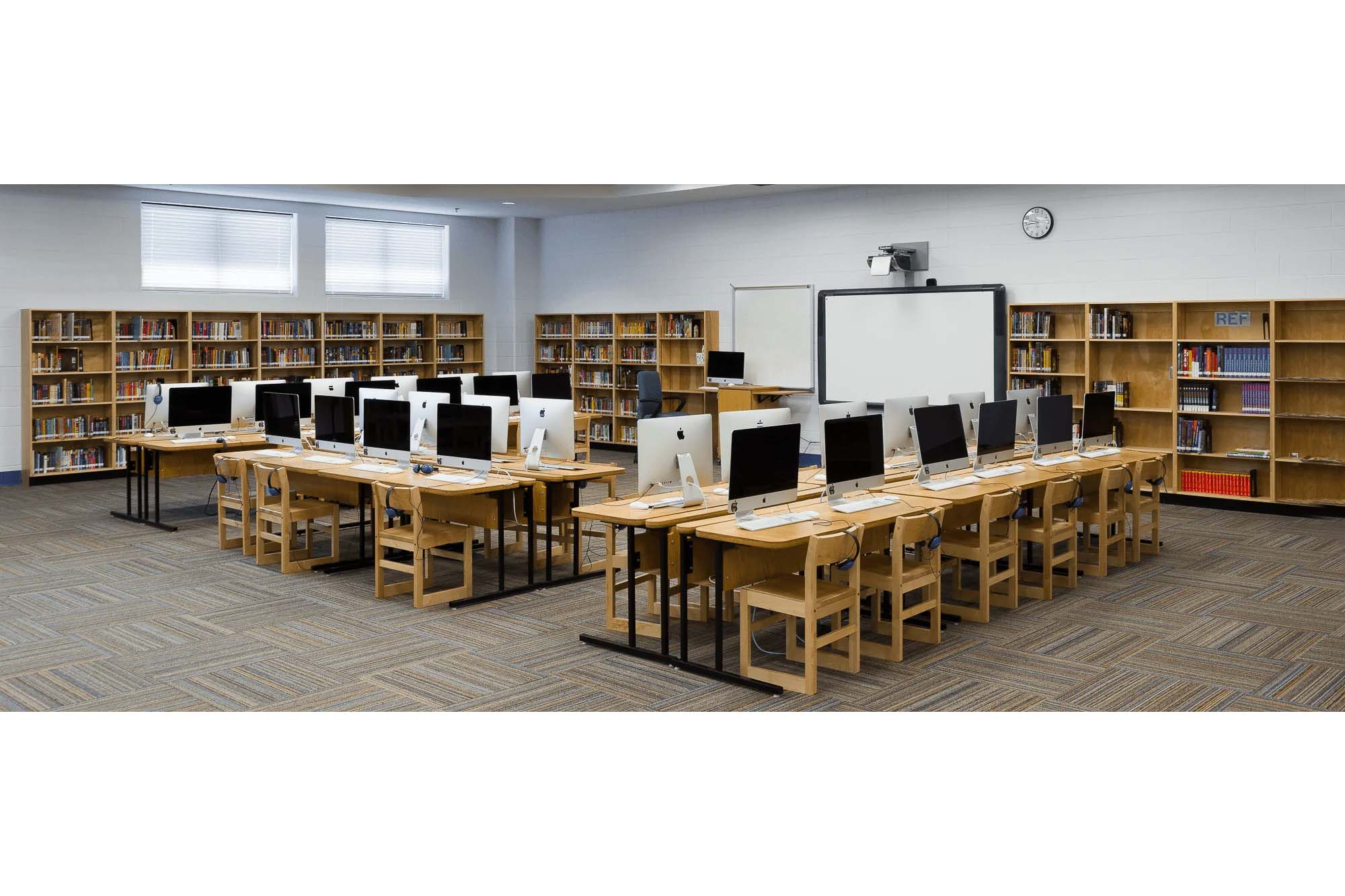 Tennessee interior photography of a school computer lab and library with desktop computers, workstations, and bookshelves