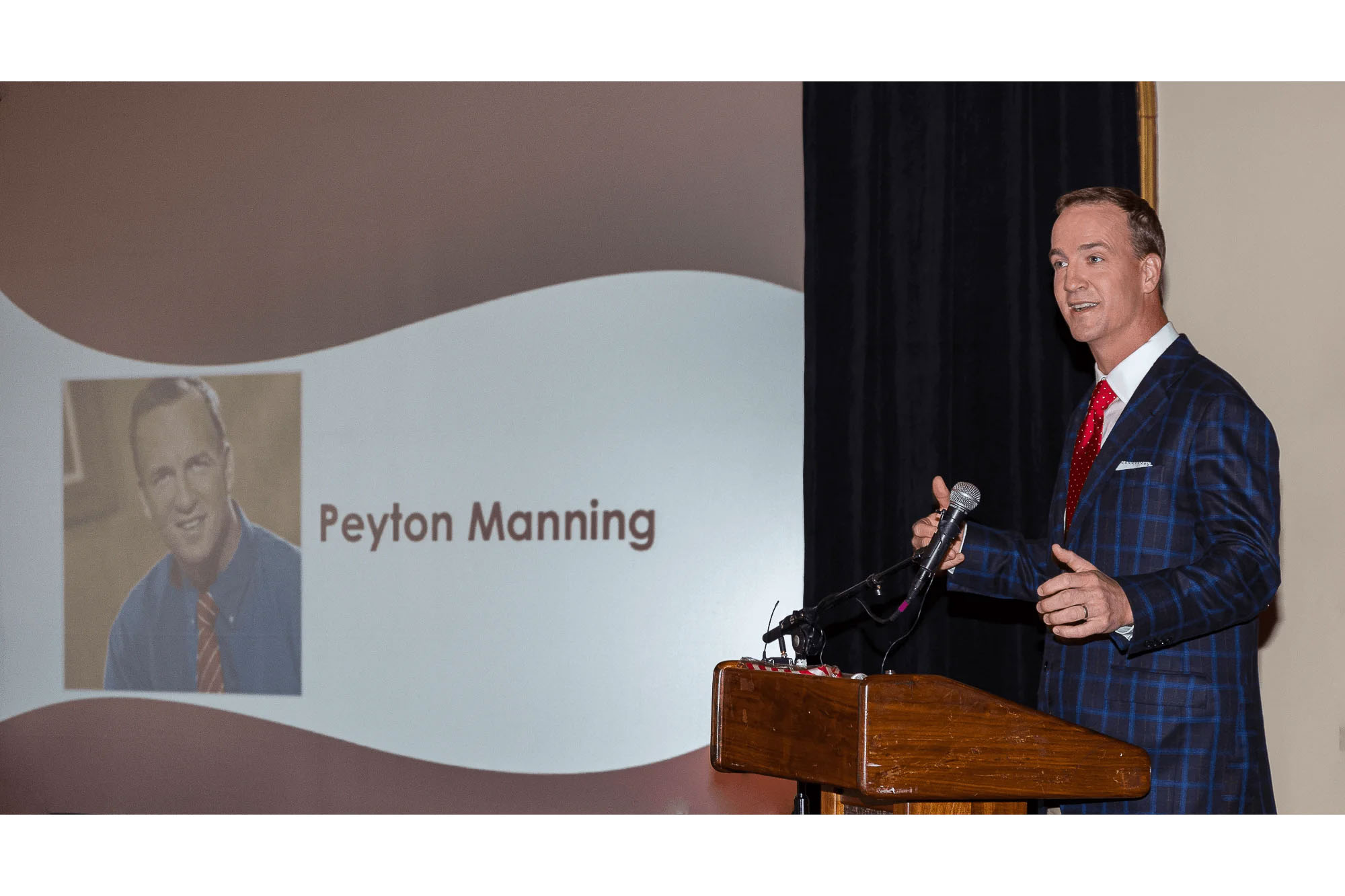Knoxville corporate event photographer captures a keynote speaker presenting at a business event.